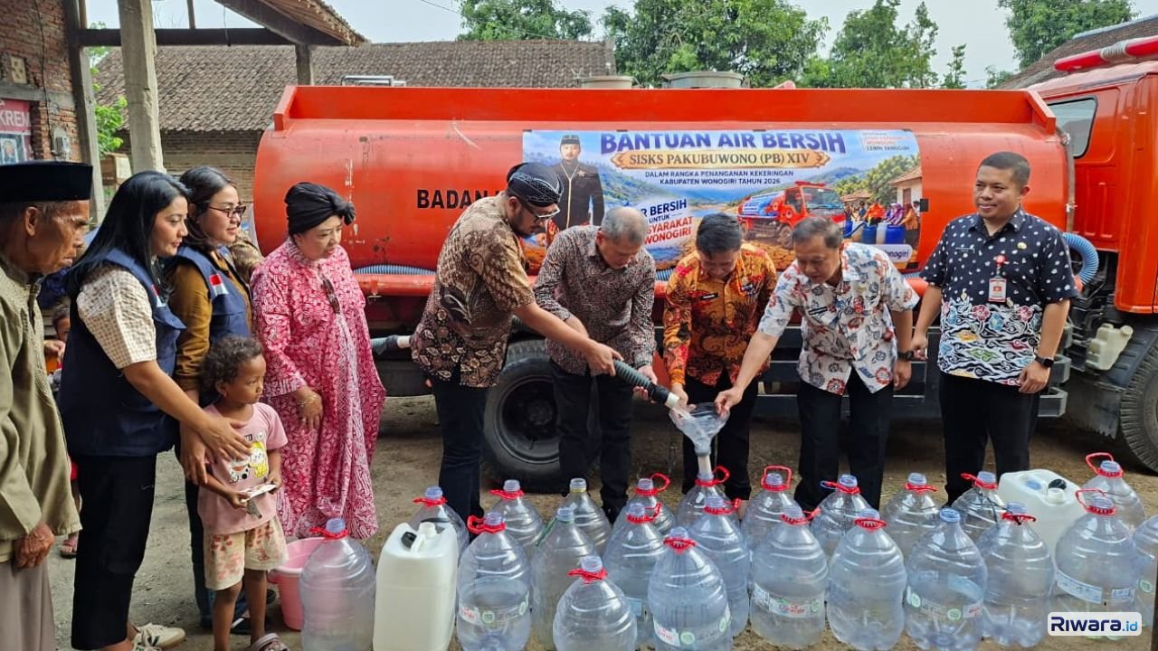 PB XIV Hangabehi bersama Bupati Wonogiri Setyo Sukarno menyalurkan 75 ribu liter air bersih kepada warga terdampak kekeringan di Lingkungan Gunung Kukusan Kelurahan Giriwono Kecamatan Wonogiri Kota Jumat 11 September 2026